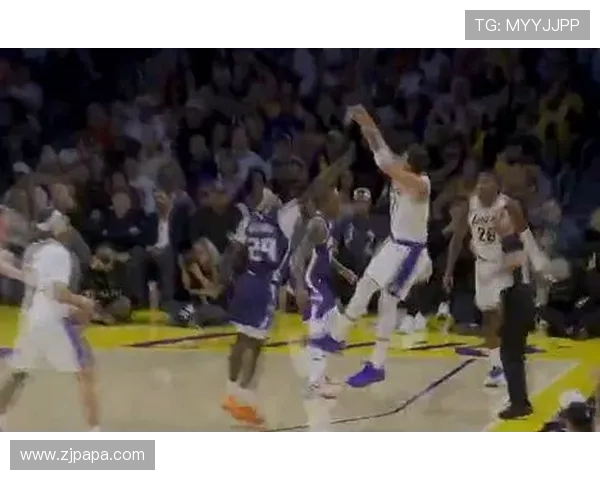 东契奇滑倒后强行后仰三分成功老詹现场疯狂庆祝引发热议